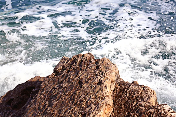 Dalga deniz ve kayalar — Stok fotoğraf