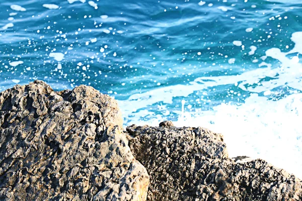 Морська хвиля і скелі — стокове фото