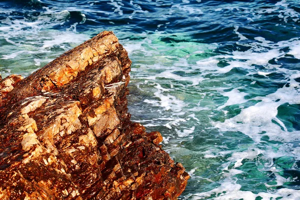 Ondas de água e rocha — Fotografia de Stock