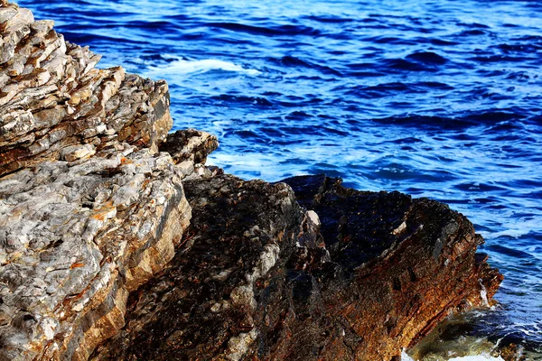 Rock and water waves — Stock Photo, Image