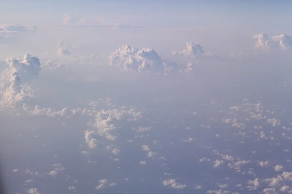 Pluizige wolken bekijken — Stockfoto