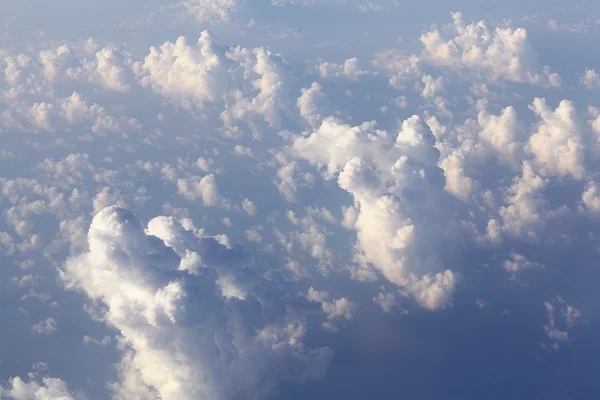 Пушистый вид на облака — стоковое фото