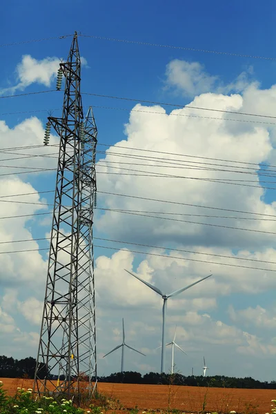 Linhas eléctricas e moinhos de vento — Fotografia de Stock