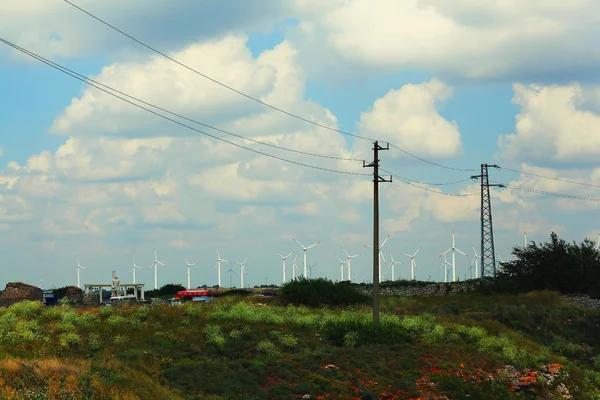 Linie energetyczne i wiatraki — Zdjęcie stockowe