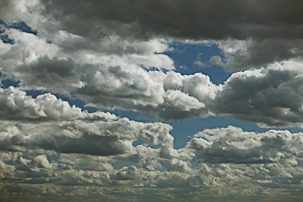 Драматическое небо с облаками — стоковое фото