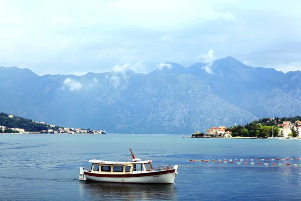 Barcă de excursie turistică în Rovinj, Croația . — Fotografie, imagine de stoc