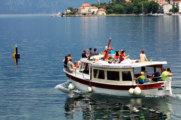 Barcă de excursie turistică în Rovinj, Croația . — Fotografie, imagine de stoc