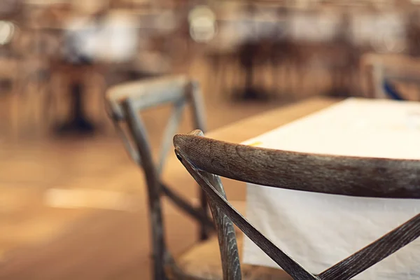 카페에 있는 나무 의자 — 스톡 사진