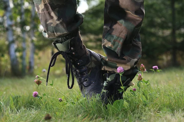 Homme marchant dans le champ — Photo