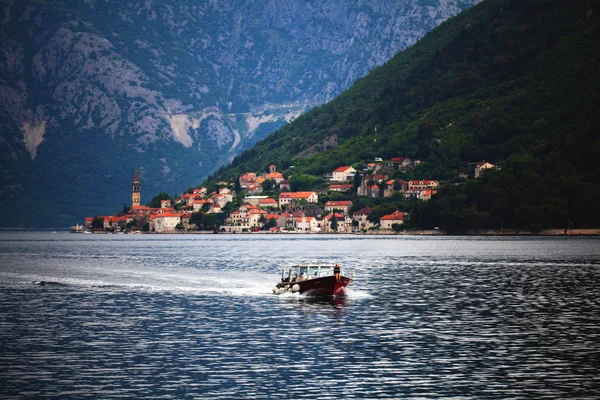 Barco de excursão turística em Rovinj, Croácia . — Fotografia de Stock