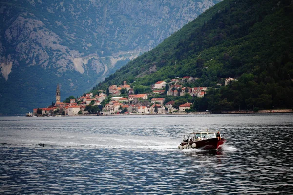 Turistické výletní loď v Rovinj Chorvatsko. — Stock fotografie