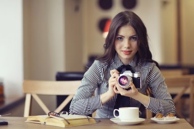 vintage fotoğraf makinesi ile kız