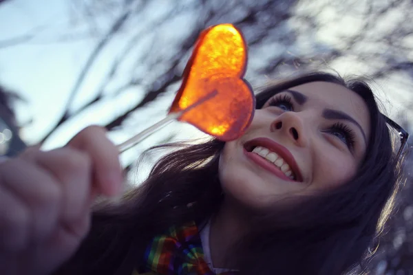 Niña sosteniendo corazón en forma de caramelo —  Fotos de Stock