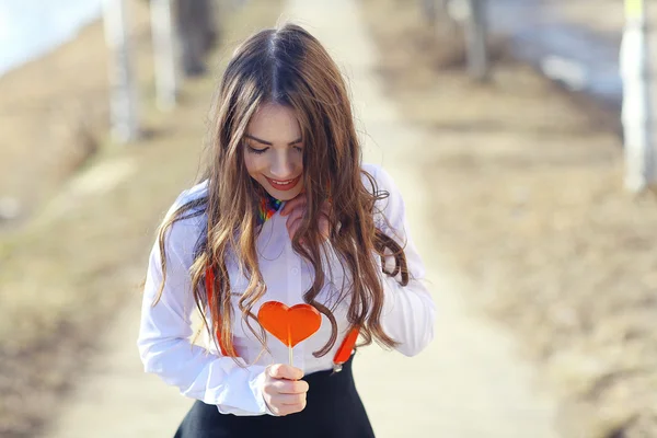 Fată care ține inima în formă de bomboane — Fotografie, imagine de stoc