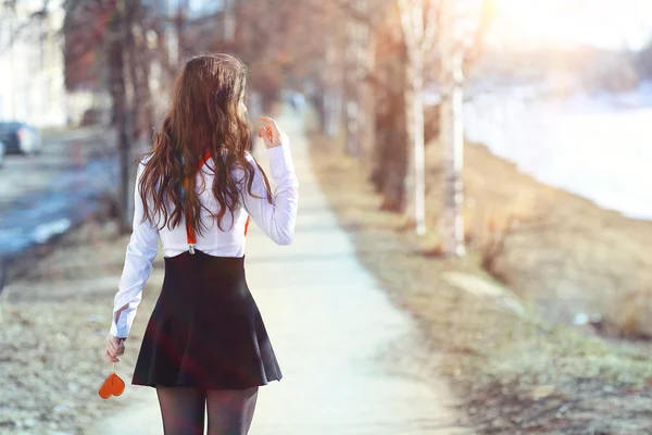 Ragazza in possesso di caramelle a forma di cuore — Foto Stock