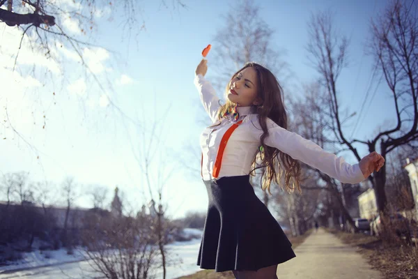 Ragazza in possesso di caramelle a forma di cuore — Foto Stock