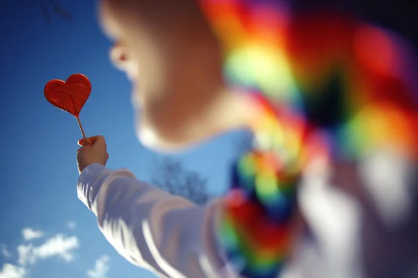 Κορίτσι που κατέχουν candy σε σχήμα καρδιάς — Φωτογραφία Αρχείου