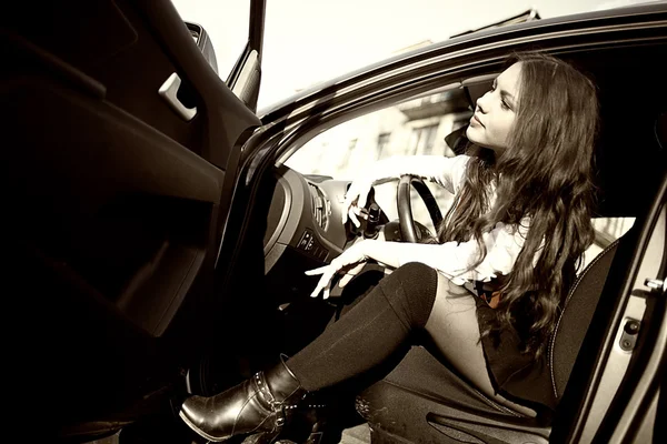 Sexig brunett i en bil — Stockfoto