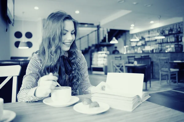 Jong meisje in het café — Stockfoto