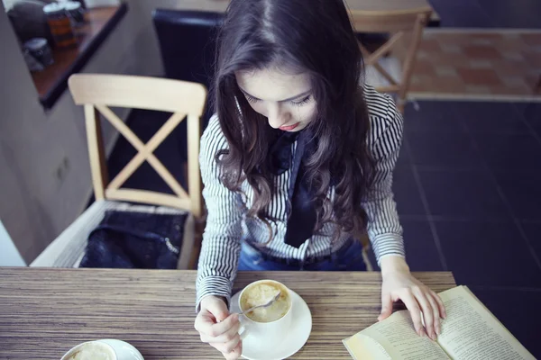 Jeune fille dans le café — Photo