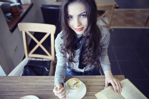 Jong meisje in het café — Stockfoto