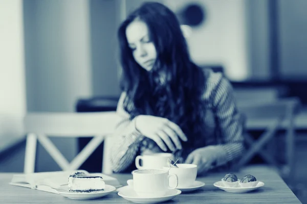 Giovane ragazza nel caffè — Foto Stock