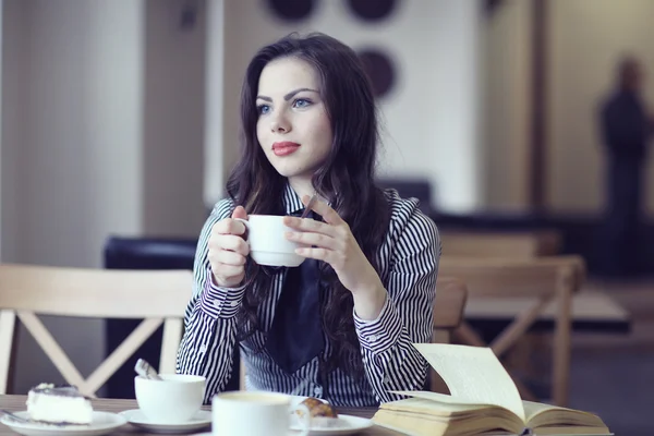 Jong meisje in het café — Stockfoto