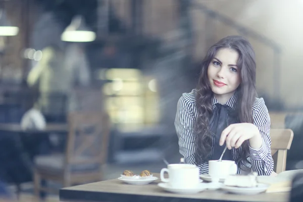 Fiatal lány kávézóban — Stock Fotó