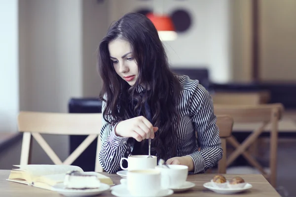 Молодая девушка в кафе — стоковое фото
