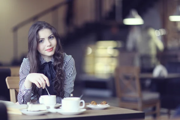 Jong meisje in het café — Stockfoto