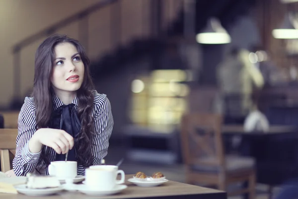 Jong meisje in het café — Stockfoto