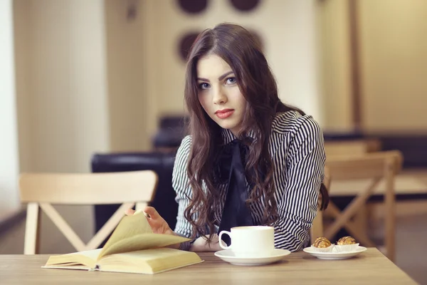 Jong meisje in het café — Stockfoto