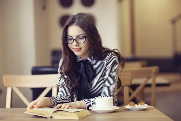 Jong meisje in het café — Stockfoto