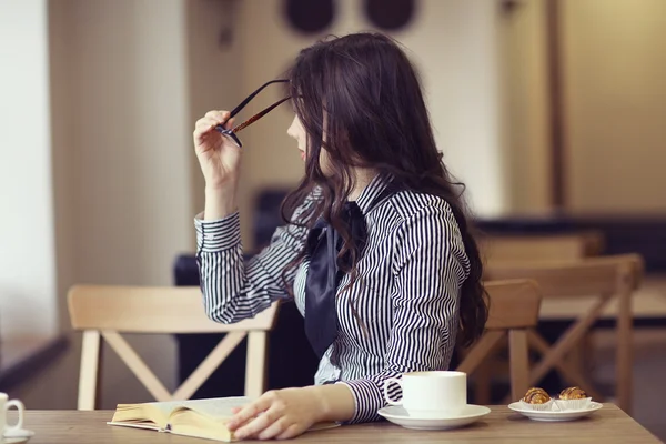 Jeune fille avec des lunettes — Photo