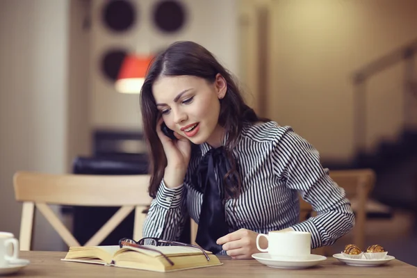 Menina falando no telefone — Fotografia de Stock