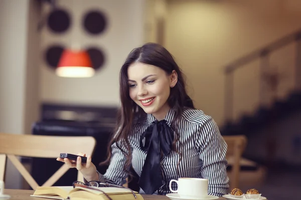 Fille parlant au téléphone — Photo