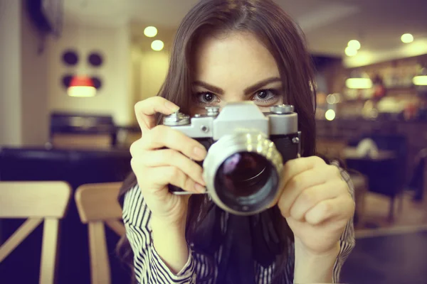 Fille avec une caméra vintage — Photo