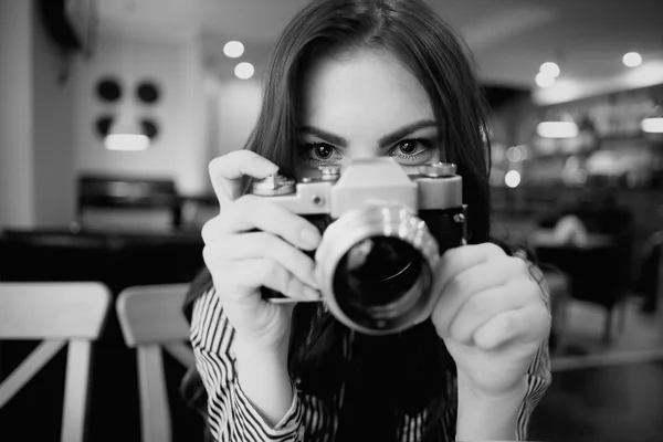 Chica con una cámara vintage — Foto de Stock