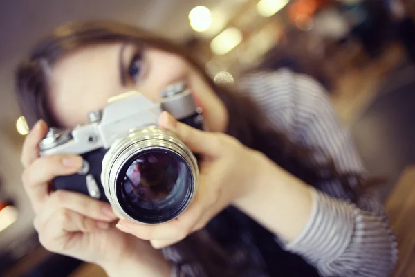 Chica con una cámara vintage — Foto de Stock