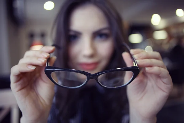 Chica joven con gafas — Foto de Stock