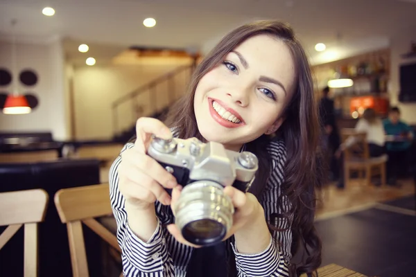 Chica con una cámara vintage — Foto de Stock