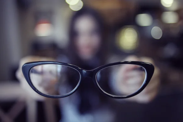 Junges Mädchen mit Brille — Stockfoto