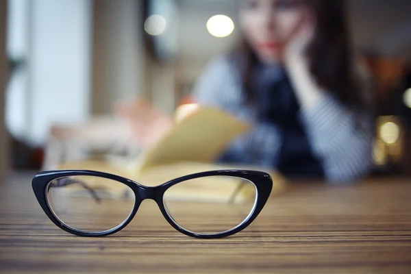 Lunettes de vue sur table en bois — Photo