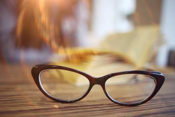 Brýle na dřevěný stůl — Stock fotografie