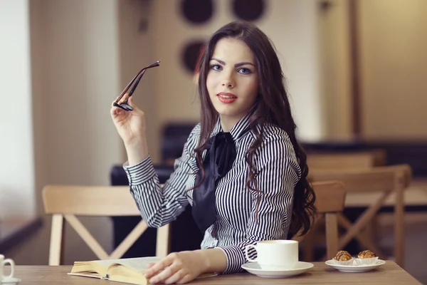 Jeune fille dans le café — Photo