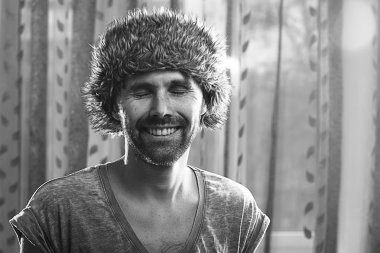 bir kürk şapkalı bir adam portresi