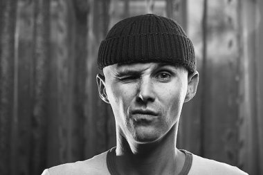 kürk şapkalı bir adam