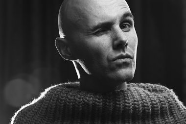 bir kazak yakışıklı adam