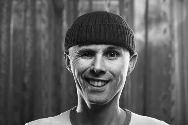 kürk şapkalı bir adam