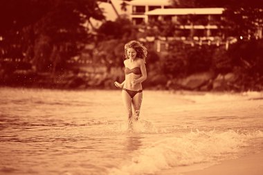 Kız plaj boyunca çalışır